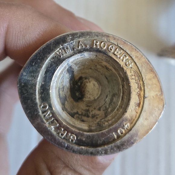 WM. A. Rogers 401 Silver Plated Zing Salt or Pepper Shakers With Screw On Tops - Picture 7 of 8